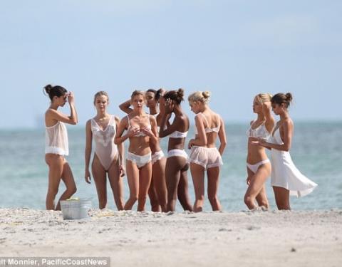 Dàn mẫu Victoria's Secret diện nội y trắng tung tăng trên bãi biển